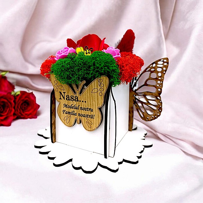 Cadou personalizat, cutie din lemn decorata cu licheni cu mesaj standard pentru "Nasa Model", dimensiune 7x7cm, alb [1]