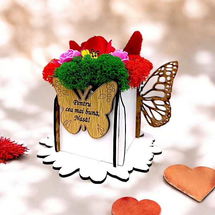 Cadou personalizat, cutie din lemn decorata cu licheni cu mesaj standard pentru "Cea mai buna Nasa", dimensiune 7x7cm, alb [1]