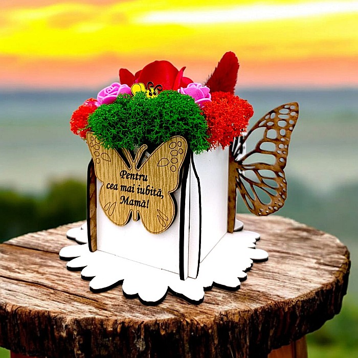 Cadou personalizat, cutie din lemn decorata cu licheni cu mesaj standard pentru "Cea mai iubita Mama!", dimensiune 7x7cm, alb [1]