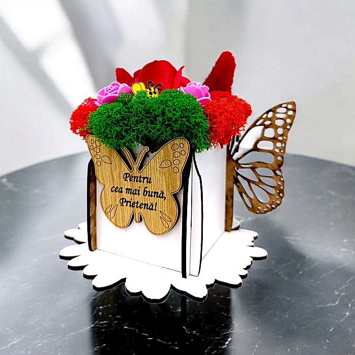 Cadou personalizat, cutie din lemn decorata cu licheni cu mesaj standard pentru "Cea mai buna Prietena!", dimensiune 7x7cm, alb [1]