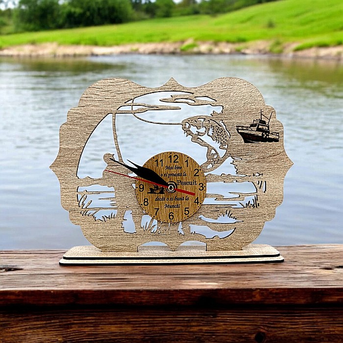 Tablou Ceas cu mesaj standard pentru Pescari "Mai bine o zi proasta la pescuit", cadou personalizat perfect pentru Iubitorii de Pescuit, 28x20cm, cadran maro [1]