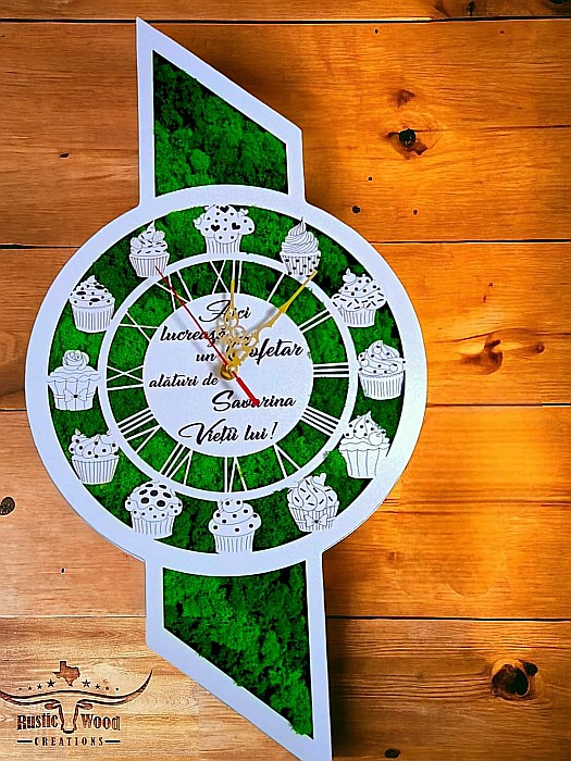 Ceas de perete decorativ cu licheni, cu mesaj standard pentru Cofetari "Aici lucreaza un Cofetar..." [1]