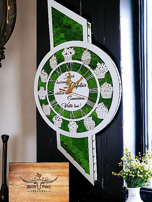 Ceas de perete decorativ cu licheni, cu mesaj standard pentru Cofetari "Aici lucreaza un Cofetar..." [2]