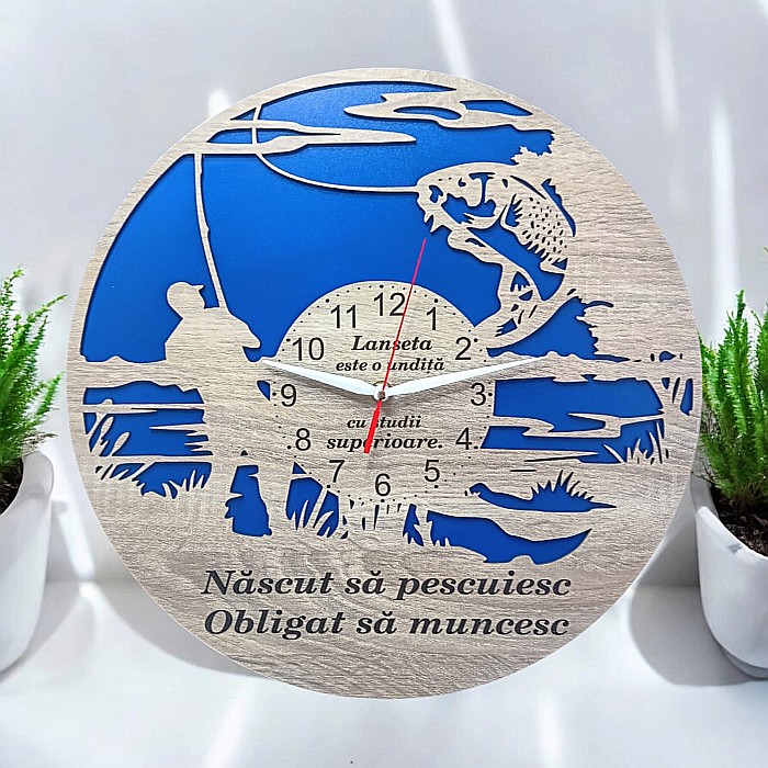 Ceas de perete cu mesaj standard pentru Pescari cu fundal albastru „Nascut sa pescuiesc obligat sa muncesc”, cadou personalizat perfect pentru Iubitorii de Pescuit, 30x30cm [1]