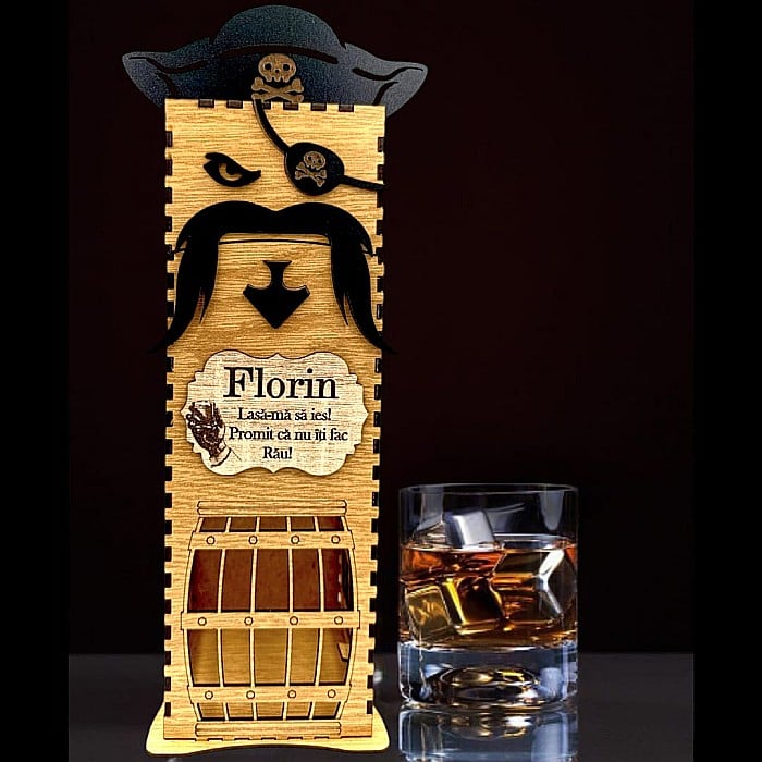 Cadou personlizat, Cutie de Whisky Pirat cu nume si mesaj "Lasa-ma sa ies, promit ca nu iti fac rau!", maro, dimensiune 33x10cm [1]