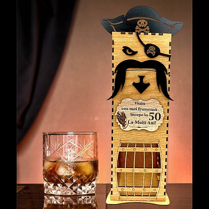 Cadou personlizat, Cutie de Whisky Pirat cu nume si mesaj "Viata cea mai frumoasa incepe la 50!", maro, dimensiune 33x10cm [1]