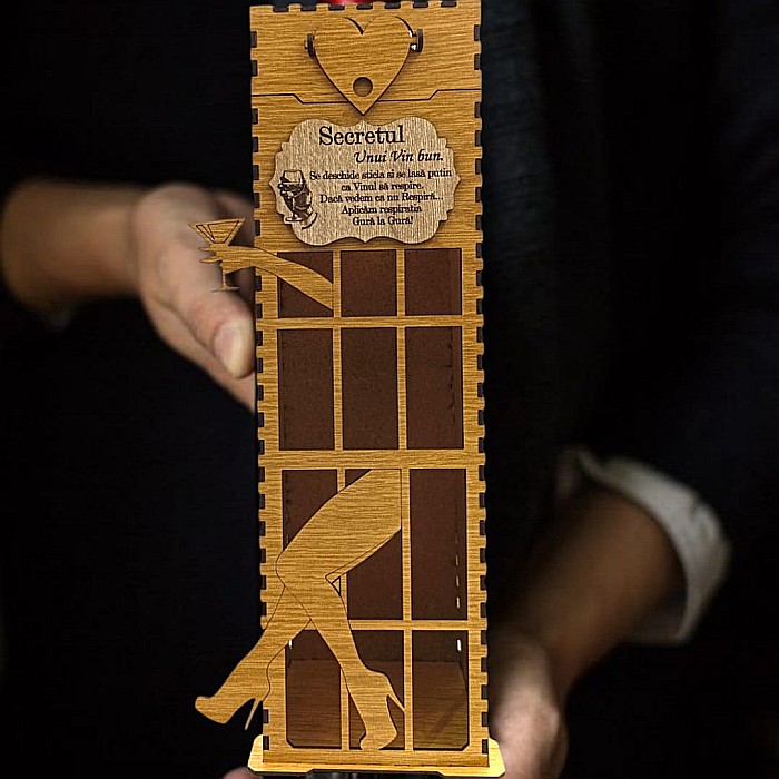 Cadou personlizat, Cutie pentru Whisky/Vin cu nume si mesaj "Secretul unui vin bun..", maro, dimensiune 35x10cm [1]