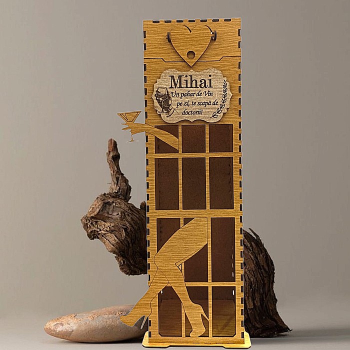 Cadou personlizat, Cutie pentru Whisky/Vin cu nume si mesaj "Un pahar de vin pe zi, te scapa de doctori..", maro, dimensiune 35x10cm [1]