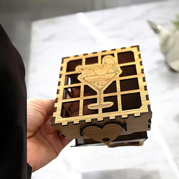 Cadou personlizat, Cutie pentru Whisky/Vin cu nume si mesaj "Cel mai bun Nas a implinit cea mai frumoasa varsta", maro, dimensiune 35x10cm [3]