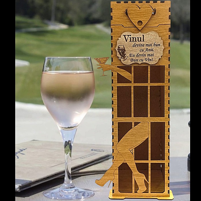 Cadou personlizat, Cutie pentru Whisky/Vin cu nume si mesaj "Vinul devine mai bun cu..", maro, dimensiune 35x10cm [1]