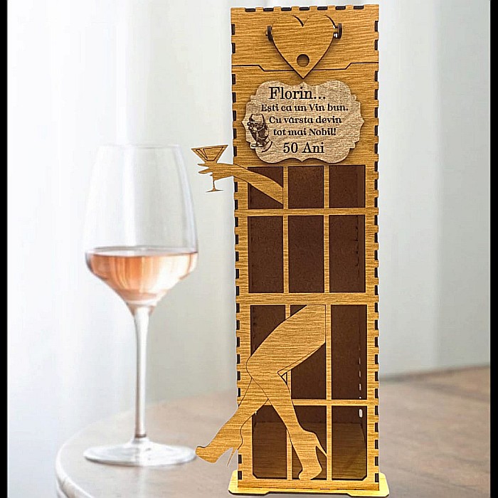 Cadou personlizat, Cutie pentru Whisky/Vin cu nume si mesaj "Esti ca un vin bun...", maro, dimensiune 35x10cm [1]