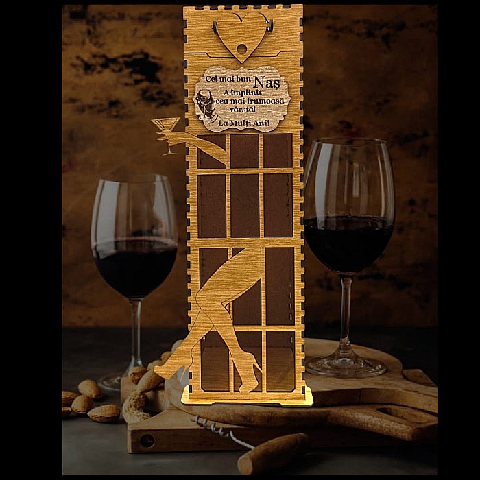 Cadou personlizat, Cutie pentru Whisky/Vin cu nume si mesaj "Cel mai bun Nas a implinit cea mai frumoasa varsta", maro, dimensiune 35x10cm [1]