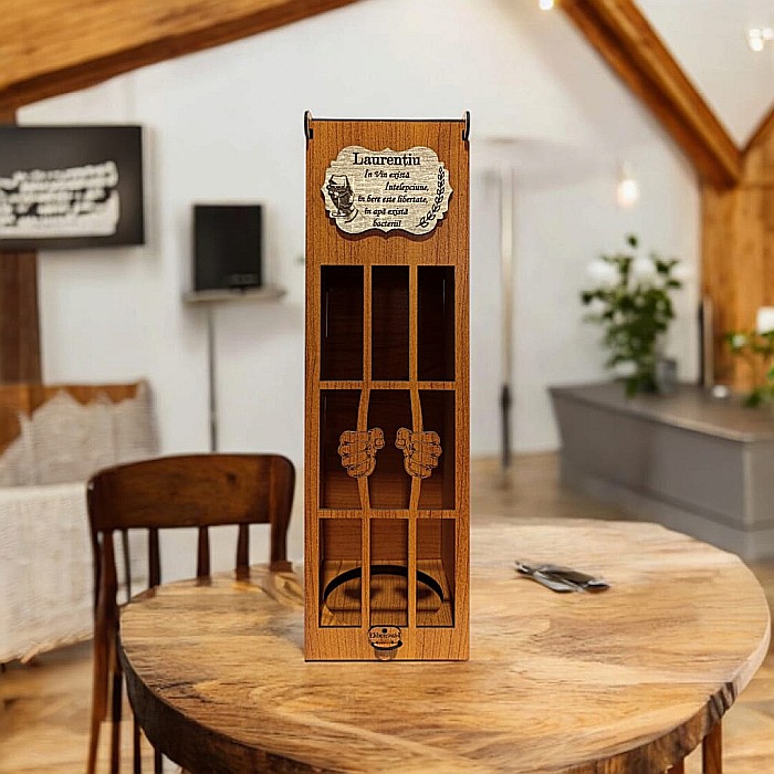 Cadou personalizat, Cutie de vin personalizata cu mesaj standard "In vin exista intelepciune, in bere este libertate..", pentru prieteni, familie, dimensiune 35x10cm, maro [1]
