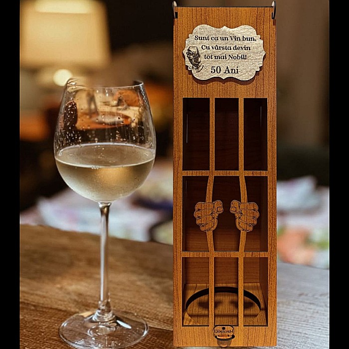 Cadou personalizat, Cutie de vin personalizata cu mesaj standard "Sunt ca un vin bun, cu varsta devin...", pentru prieteni, familie, dimensiune 35x10cm, maro [1]