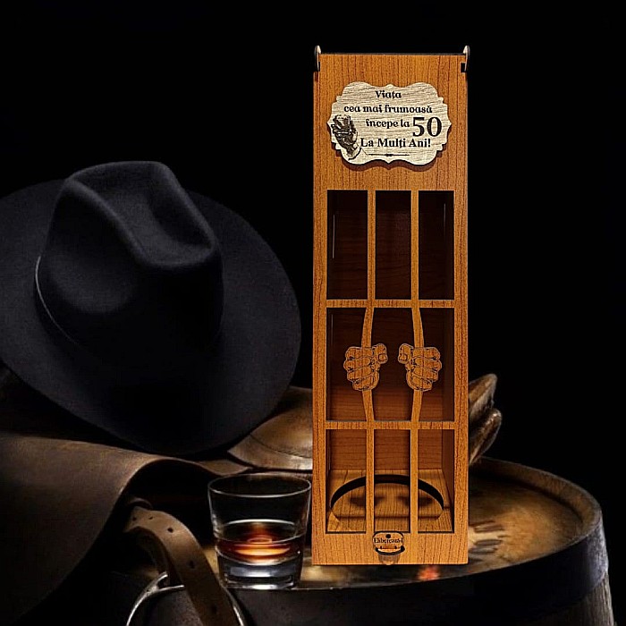 Cadou personalizat, Cutie de vin personalizata cu mesaj standard "Viata cea mai frumoasa incepe la 50", pentru prieteni, familie, dimensiune 35x10cm, maro [1]