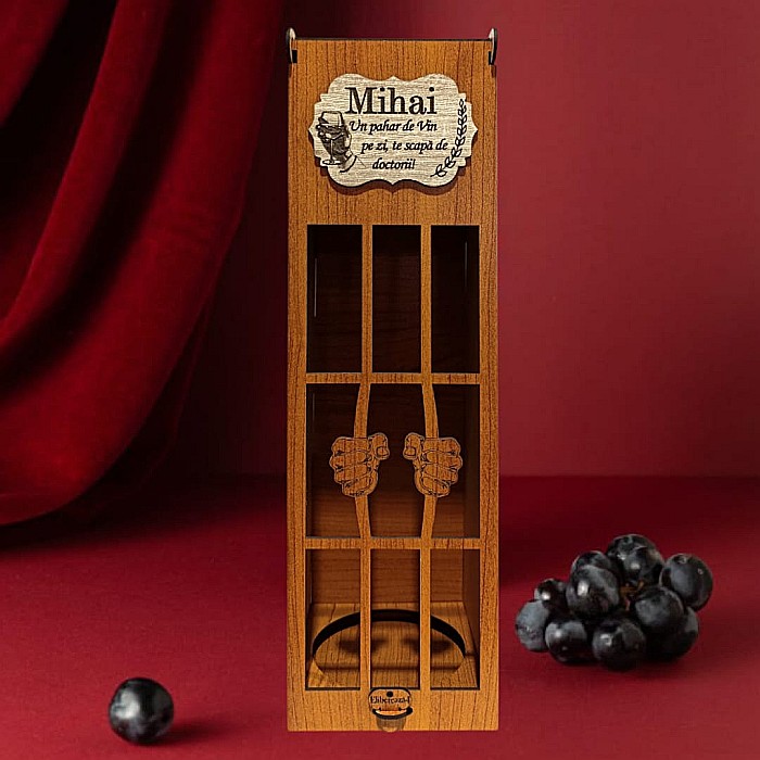 Cadou personalizat, Cutie de vin personalizata cu mesaj standard "Un pahar de vin pe zi, te scapa de doctori...", pentru prieteni, familie, dimensiune 35x10cm, maro [1]