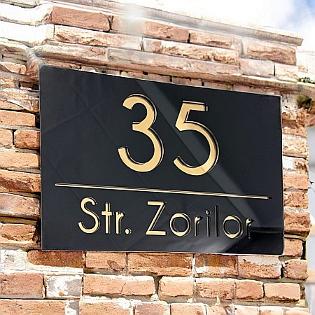 Numere Adresa - Plexiglass - Numar Casa personalizabil, placheta numar si strada negru lucios si auriu oglinda 25x15cm