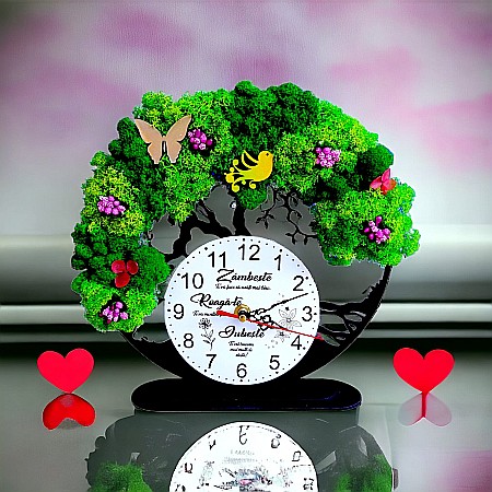 Ceas decorativ copacul vietii, personalizat cu mesaj standard "Zambeste, Roaga-te, Iubeste" decorat cu licheni stabilizati si flori decorative naturale, negru, 25cm