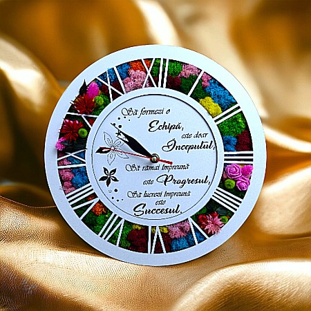 Cadouri Personalizabile - Ceas de perete stil caseta decorata cu licheni naturali stabilizati, cadou personalizat pentru sef, manager, doctor , " Sa formezi o echipa", alb