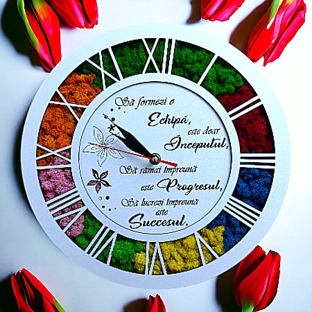 Cadouri Personalizabile - Ceas de perete, caseta decorata cu licheni naturali stabilizati, cadou personalizat pentru sef, manager, doctor,"Sa formezi o echipa", alb