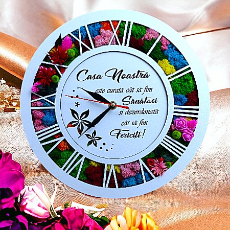 Ceasuri de Perete - Ceas de perete stil caseta decorata cu licheni naturali stabilizati, cadou personalizat "Casa noastra", alb