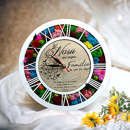 Cadouri Personalizabile - Ceas de perete tip caseta decorata cu licheni naturali stabilizati, cadou personalizat "Nasii sunt singura familie", cadran maro