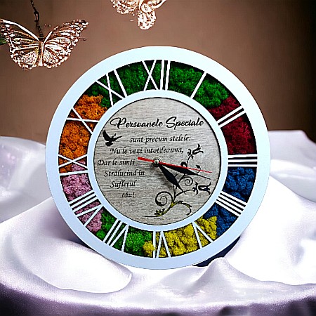 Ceas de perete stil caseta decorata cu licheni naturali stabilizati, cadou personalizat, "Persoanele speciale", cadran maro, Alb