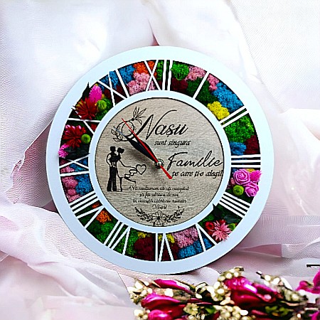 Cadouri Personalizabile - Ceas de perete tip caseta decorata cu licheni naturali stabilizati, cadou personalizat "Nasii sunt singura familie", cadran maro, model 2