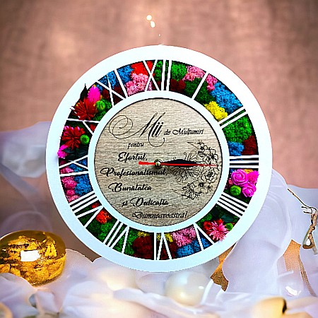 Ceas de perete, caseta decorata cu licheni naturali stabilizati, cadou personalizat "Mii de multumiri", cadran maro