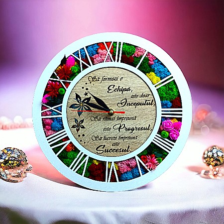 Ceas de perete stil caseta decorata cu licheni naturali stabilizati, cadou personalizat "Sa formezi o echipa", cadran maro