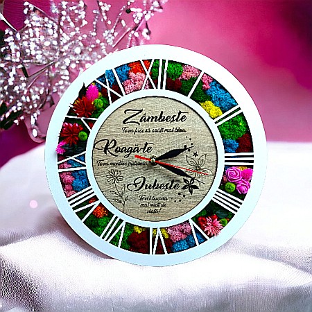 Ceas de perete, caseta decorata cu licheni naturali stabilizati, cadou personalizat "Zambeste, Roaga-te, Iubeste", cadran maro