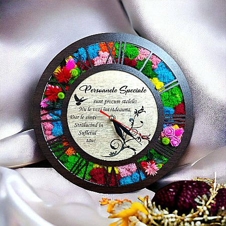 Ceas de perete stil caseta decorata cu licheni naturali stabilizati, cadou personalizat "Persoanele speciale", cadran maro, wenge
