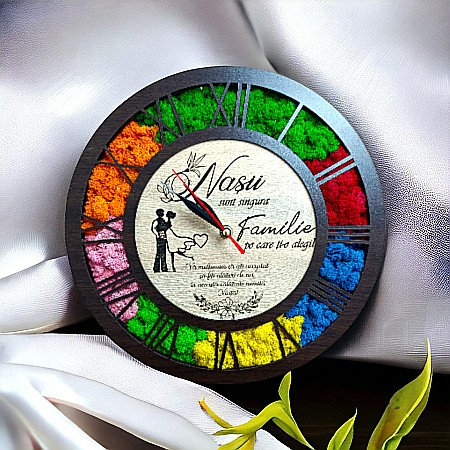 Ceasuri cu Licheni - Ceas de perete tip caseta decorata cu licheni naturali stabilizati, cadou personalizat, "Nasii sunt singura Familie", cadran maro, wenge
