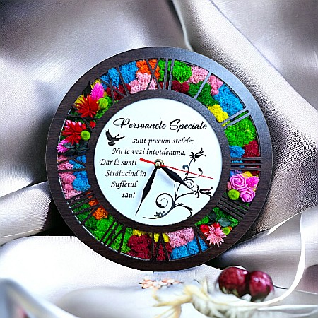 Ceas de perete tip caseta decorata cu licheni naturali stabilizati, cadou personalizat "Persoanele Speciale", cadran alb, wenge