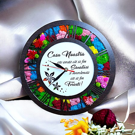 Ceas de perete tip caseta decorata cu licheni naturali stabilizati, cadou personalizat "Casa noastra", cadran alb, wenge