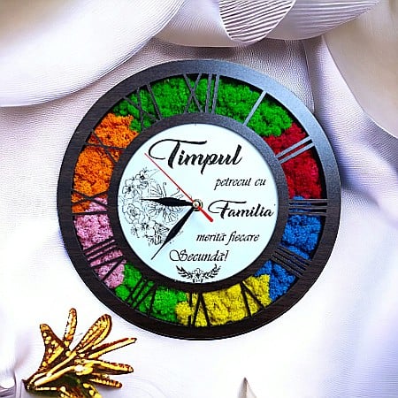 Ceasuri cu Licheni - Ceas de perete stil caseta decorata cu licheni naturali stabilizati, cadou personalizat, "Timpul petrecut cu familia", cadran alb, wenge