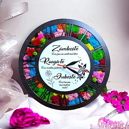 Ceas de perete tip caseta decorata cu licheni naturali stabilizati, cadou personalizat "Zambeste, Roaga-te, Iubeste", cadran alb, wenge