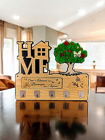 Cadouri Personalizabile - Suport pentru chei, personalizat pentru familie, nasi, fini, prieteni cu mesaj standard "La casa cu Oameni buni!" decorat cu licheni stabilizati naturali, 38x30cm, Maro