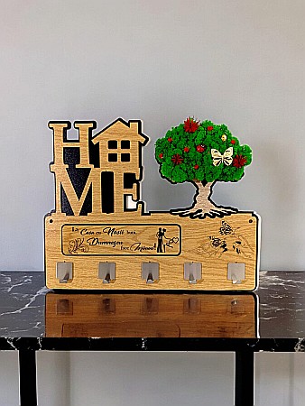 Cadouri Personalizabile - Suport pentru chei, personalizat pentru familie, "La casa cu nasi buni...", decorat cu licheni stabilizati naturali, 38x30cm, Maro