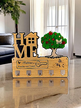 Cadouri Personalizabile - Suport cuier pentru chei, personalizat pentru familie, nasi, fini, prieteni cu mesaj standard "Iubirea este cheia, Familia este totul!" decorat cu licheni stabilizati, 38x30cm,