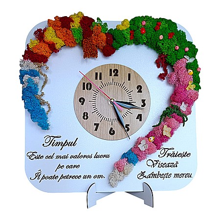 Ceas perete decorativ, decorat cu licheni stabilizati, cu mesaj personalizat pentru nasi, "Doar cei mai buni prieteni sunt promovati la gradul de nasi!" [1]