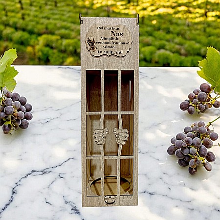 Cutie de vin personalizata cu mesaj standard, cadou personalizat pentru Nas, model închisoare, dimensiune 35x10cm, crem sonoma