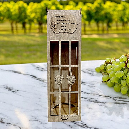 Cutie de Vin Personalizabila - Cutie de vin personalizata cu mesaj standard, cadou personalizat pentru prieteni, familie– Produs în România de Rustic Wood Decor, model închisoare, dimensiune 35x10cm, crem sonoma