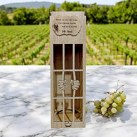 Cutie de Vin Personalizabila - Cutie de vin personalizata cu mesaj standard, cadou personalizat pentru prieteni, familie– Produs în România de Rustic Wood Decor, model închisoare, dimensiune 35x10cm, crem sonoma