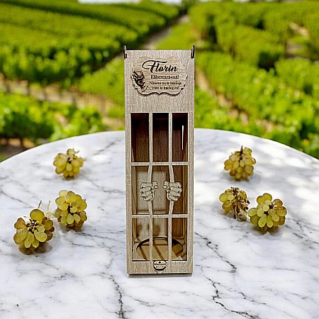 Cutie de Vin Personalizabila - Cutie de vin personalizata cu mesaj standard, cadou personalizat pentru prieteni, familie– Produs în România de Rustic Wood Decor, model închisoare, dimensiune 35x10cm, crem sonoma