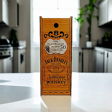 Cutie de Vin Personalizabila - Cutie de whiskey personalizata cu mesaj standard, cadou personalizat pentru Nas– Produs în România de Rustic Wood Decor, model Jack Daniel's, dimensiune 35x10cm, culoare cires