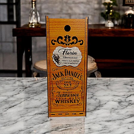 Cutie de Vin Personalizabila - Cutie de whiskey personalizata cu mesaj standard, cadou personalizat pentru prieteni, familie– Produs în România de Rustic Wood Decor, model Jack Daniel's, dimensiune 35x10cm, culoare cires