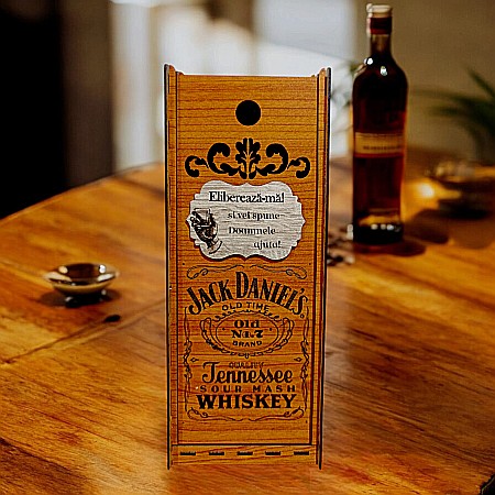 Cutie de Vin Personalizabila - Cutie de whiskey personalizata cu mesaj standard, cadou personalizat pentru prieteni, familie– Produs în România de Rustic Wood Decor, model Jack Daniel's, dimensiune 35x10cm, culoare cires