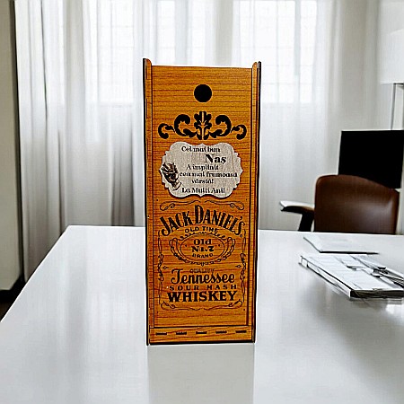 Cutie de Vin Personalizabila - Cutie de whiskey personalizata cu mesaj standard, cadou personalizat pentru Nas– Produs în România de Rustic Wood Decor, model Jack Daniel's, dimensiune 35x10cm, culoare cires