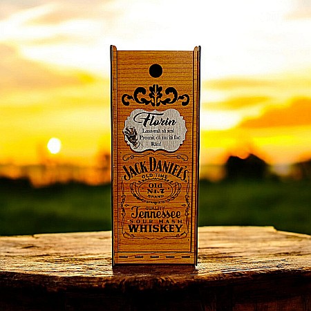 Cutie de Vin Personalizabila - Cutie de whiskey personalizata cu mesaj standard, cadou personalizat pentru prieteni, familie– Produs în România de Rustic Wood Decor, model Jack Daniel's, dimensiune 35x10cm, culoare cires